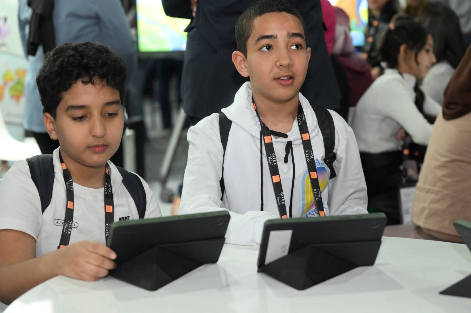  استفادة التلميذات والتلاميذ من العروض المقدمة برواق الوزارة المشارك في معرض "جيتيكس إفريقيا المغرب 2026"